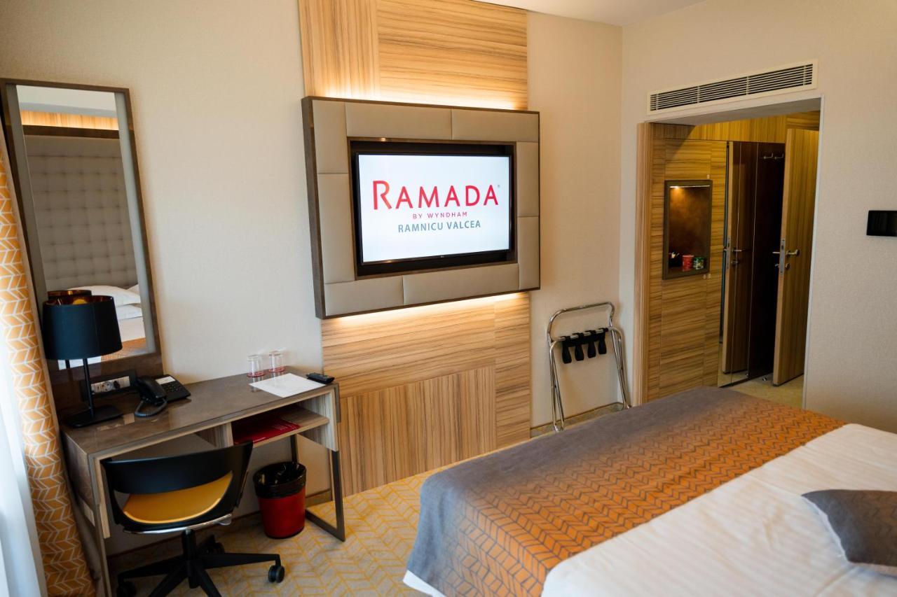 Ramada By Wyndham Ramnicu Valcea Otel Dış mekan fotoğraf