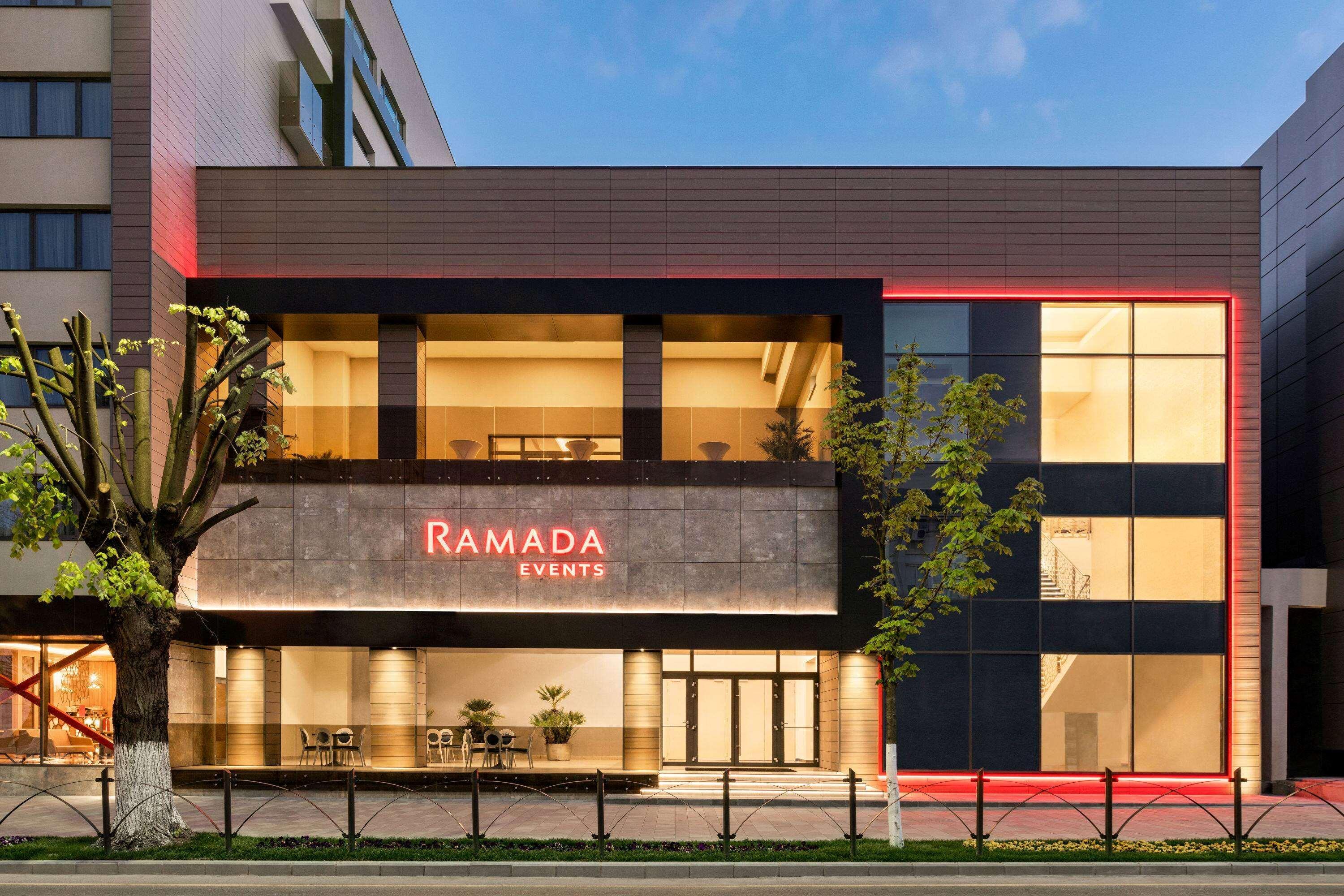 Ramada By Wyndham Ramnicu Valcea Otel Dış mekan fotoğraf